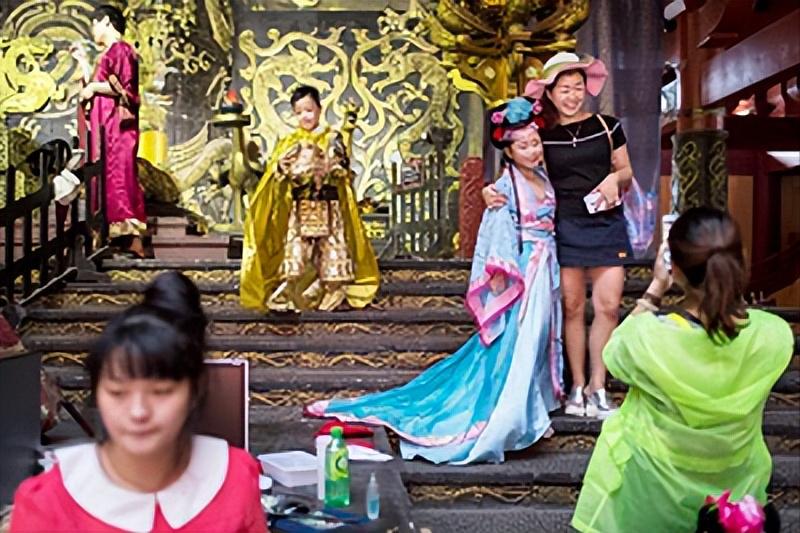 掏粪工白手起家，打造出900亿“中国好莱坞”，横店之王靠随缘？