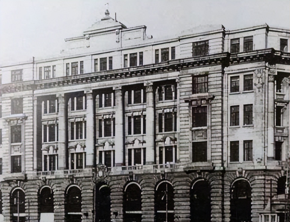 她嫁香港首富十年无子，后主动帮丈夫求娶表妹，丈夫遗言令人落泪