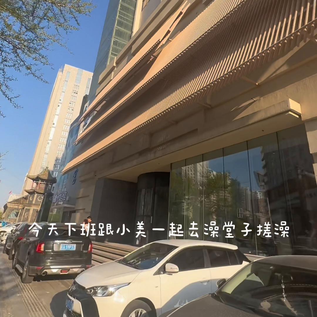 家银们过五百赞擦边女给大家擦个玻璃！！！