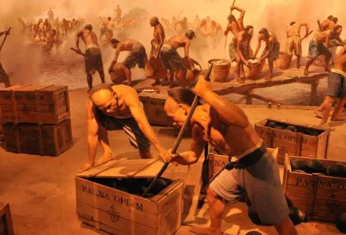 晚清*片鸦**危害:男子瘦骨嶙峋女子媚态百出,任人摆布!可悲可叹!