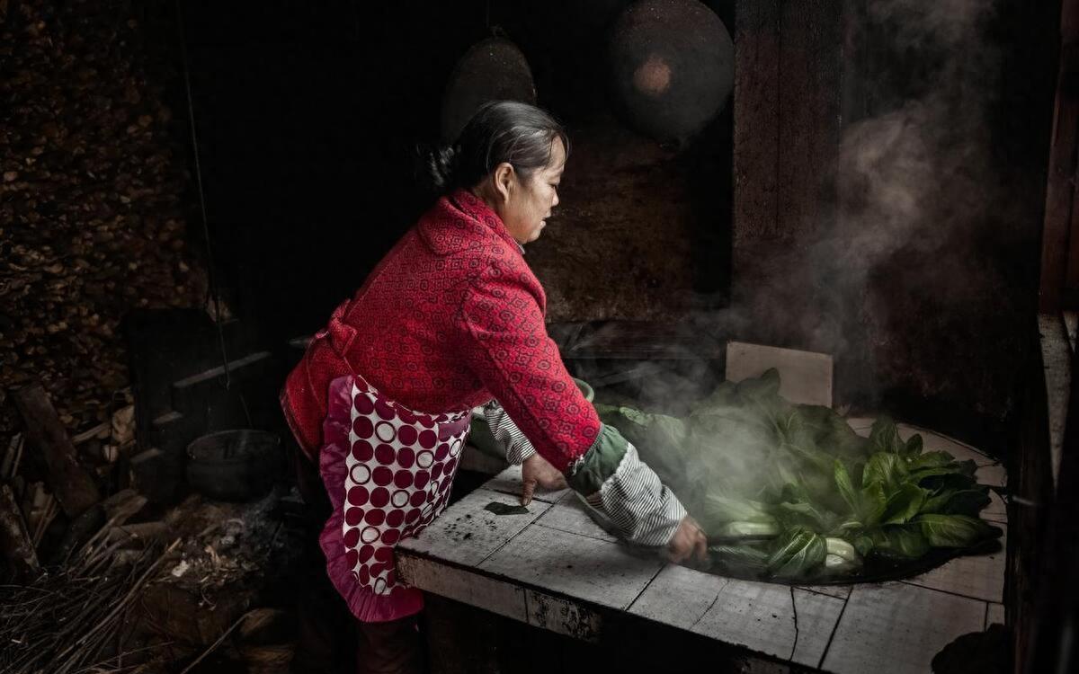 我27岁刚结婚老公不在家,半夜农村公公进到我的房间,帮了我一把