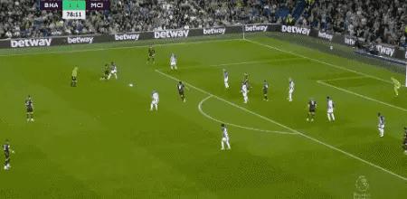 英超哈兰德2球曼城3-1布莱顿,布莱顿vs曼城中哈兰德撞飞后卫