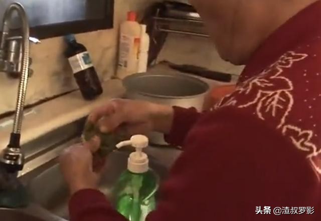 韩国老人吃洗洁精,韩国吃洗洁精的老奶奶