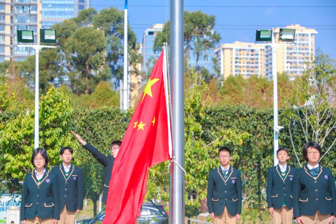 开学季校园展示打卡,开学啦冰墩墩小学生积极向上图片