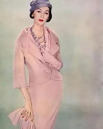 dior鏈嶈鍚勪釜鏃舵湡椋庢牸鐗瑰緛婕斿彉,dior50骞翠唬鏈嶈鐗硅壊