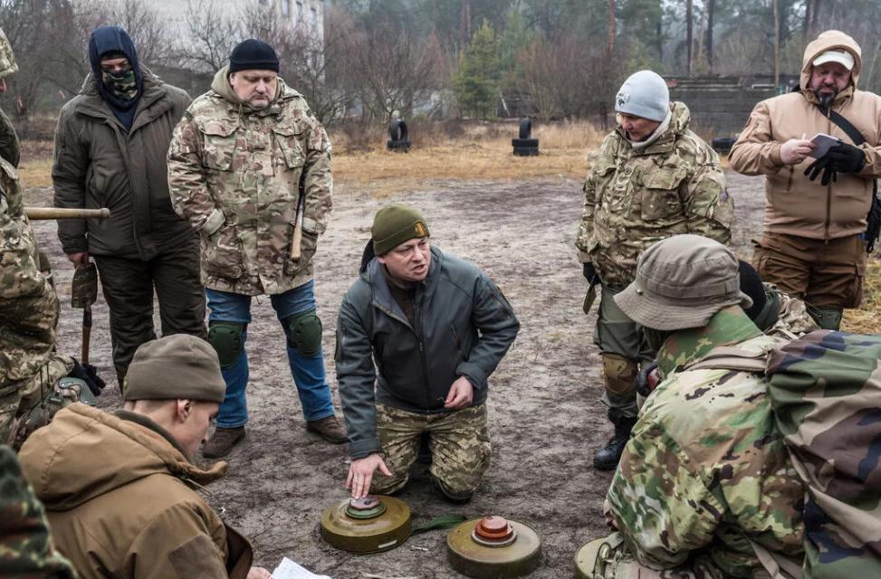 最害怕局面出现，乌内部突然乱了，游击队抢夺并炸毁北约*火军**库！