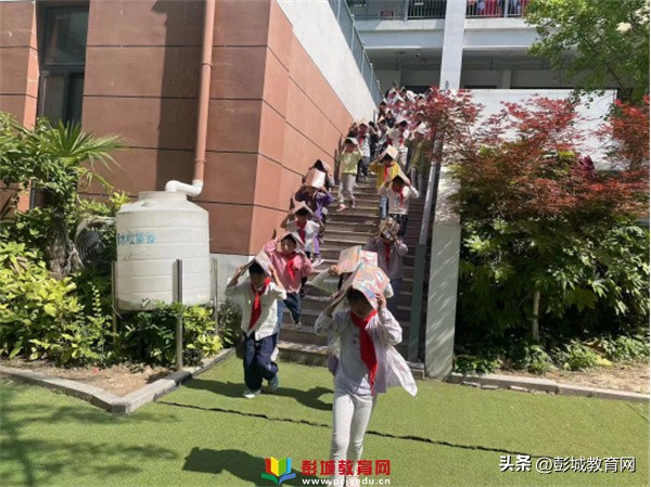 小学防震减灾安全教育简讯,遇地震莫惊慌