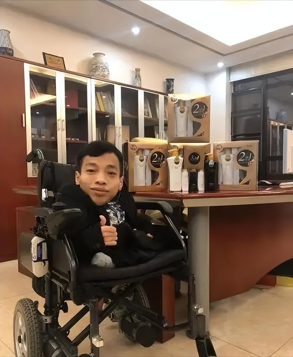 广东小伙李创利：身高80厘米，身价过亿娶美娇妻，如今怎么样了？