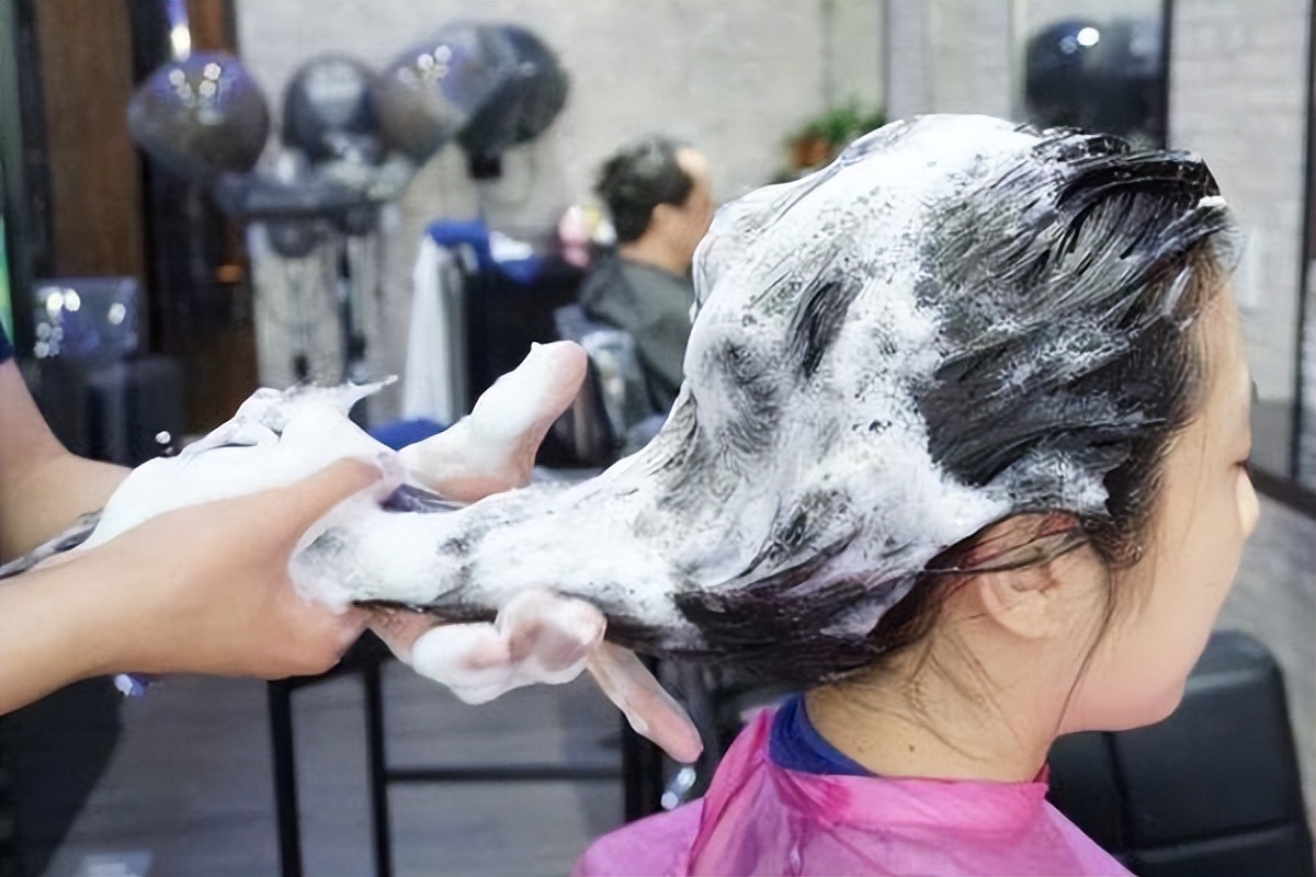 为什么理发店的洗发水洗头顺滑,为啥理发店的洗发水洗完飘柔