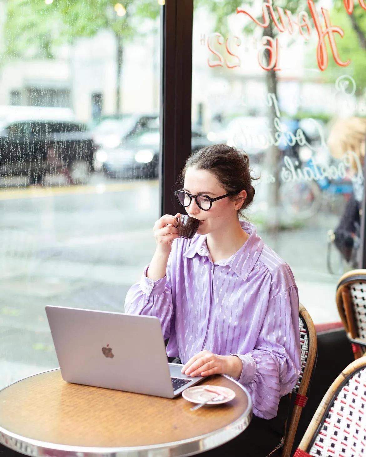 适合偏黑肤色的穿搭颜色,肤色偏黑适合什么穿搭