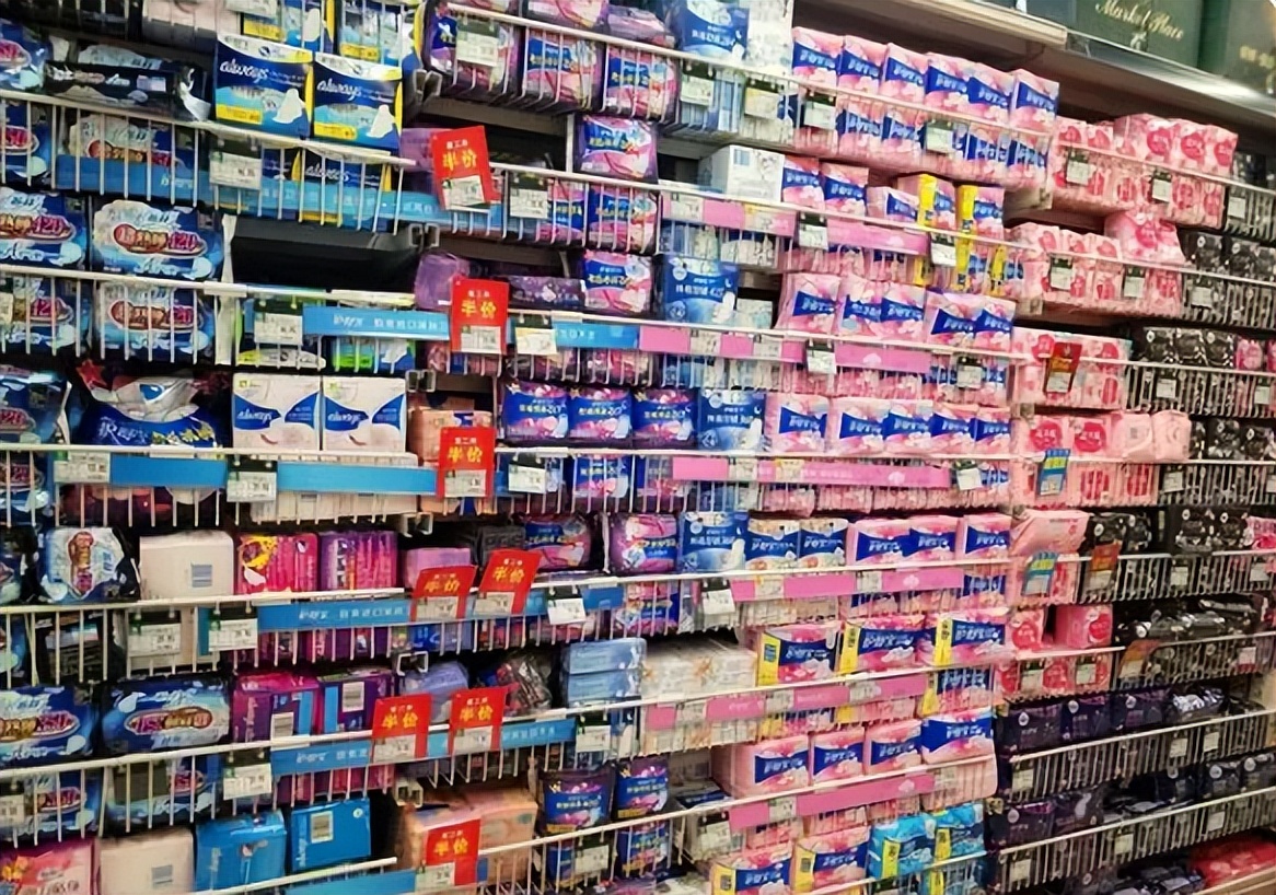 小伙街边卖卫生巾遭掀摊,男子街边卖卫生巾原视频