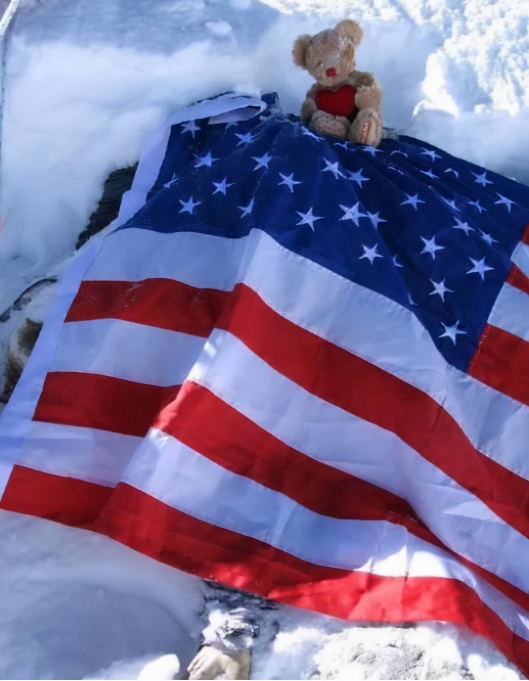 一对夫妻勇登珠穆拉玛峰，妻子缺氧倒在归程，她哀求道：别离开我