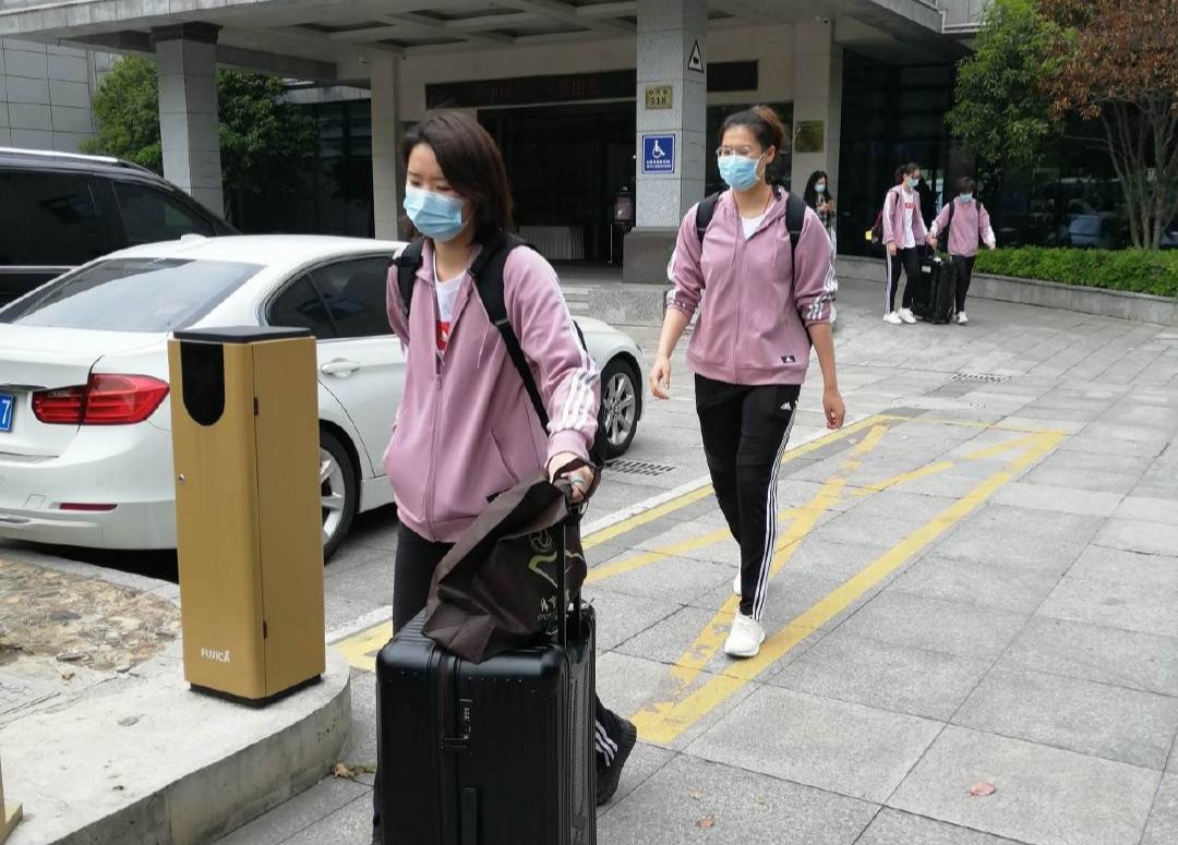 中国女排安全抵达漳州！粉色队服扎眼，李盈莹紧跟蔡斌身后