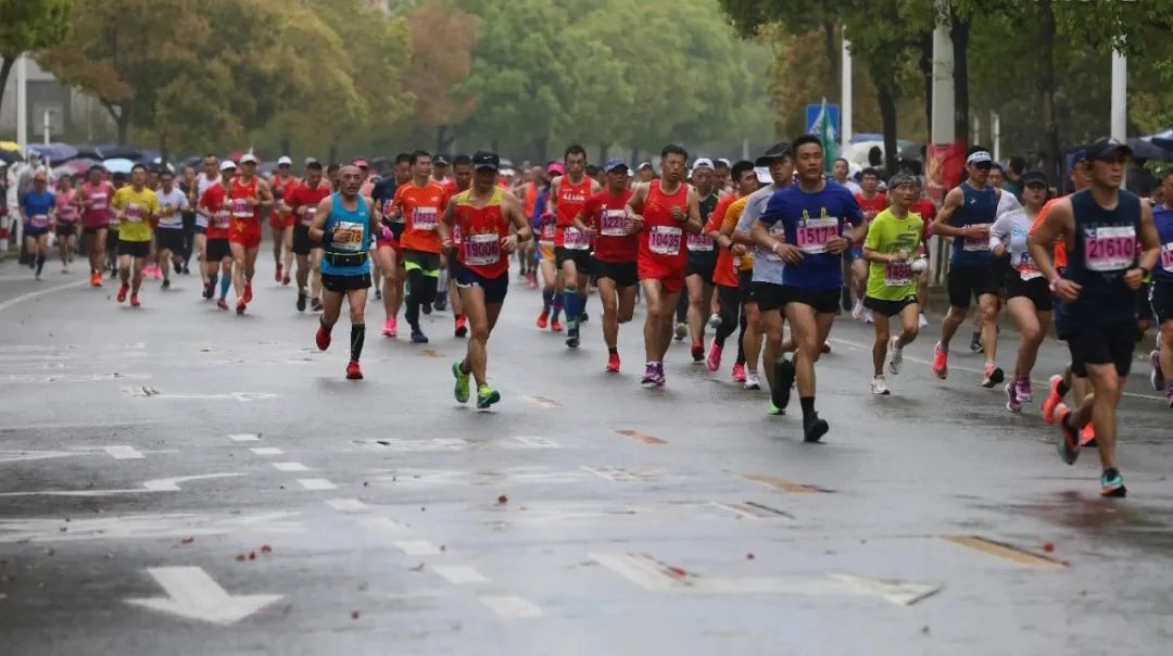 跑进马拉松,正在成为中年男人的新式“*药春**”