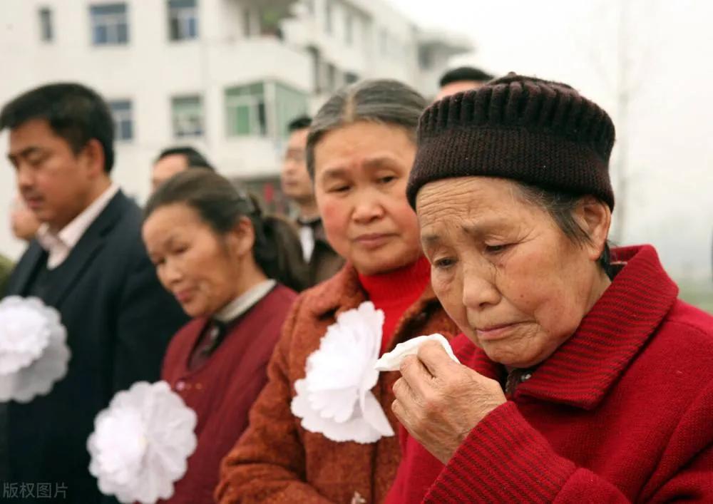 缴了养老保险人去世了怎么办,如果个人交社保中途死亡能退吗