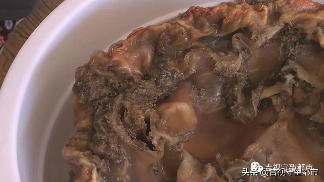 男子捡到太岁天天喝水,记者在河边采访村民捡到太岁