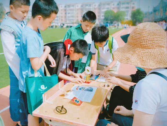 首师大育新华电附中小学部科技节隆重举行