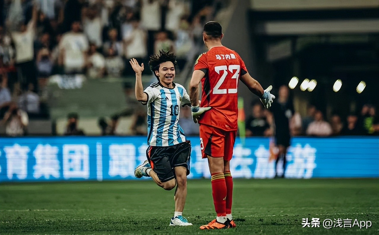 那个闯入球场拥抱梅西的男孩,那个冲进球场的男孩现在怎么样了