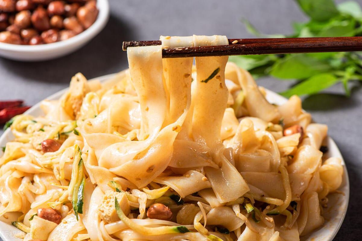 女子卖凉皮用1元啤酒年赚63万,夫妻卖凉皮一年挣八万