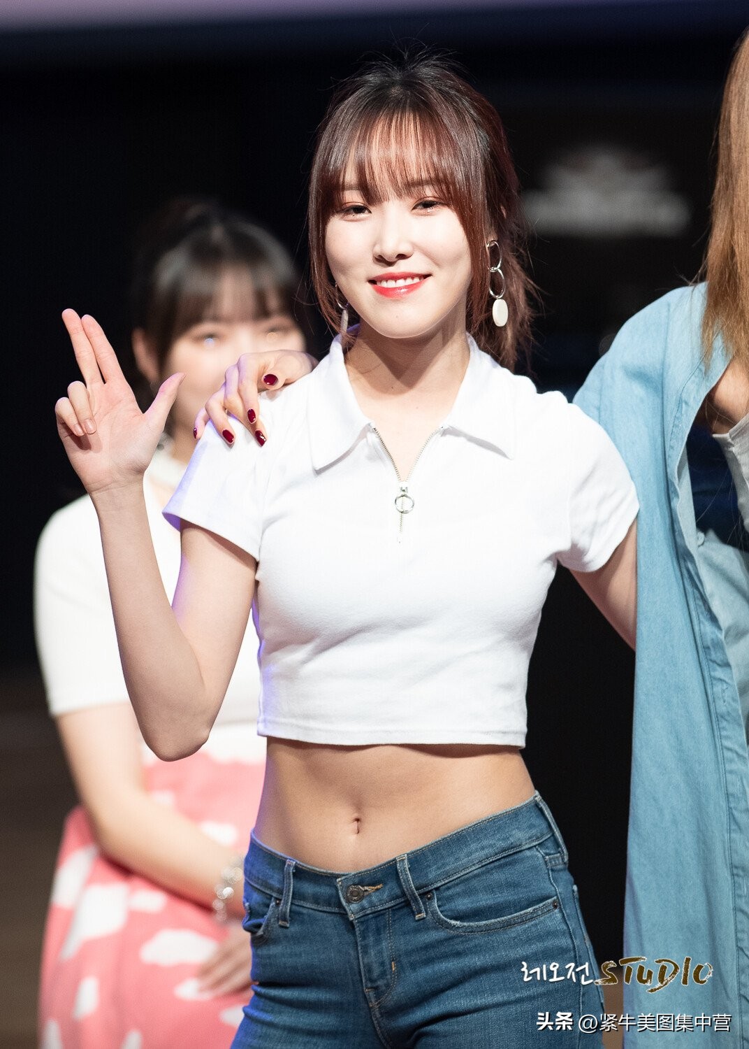 崔裕娜,Yuju紧身牛仔裤美图