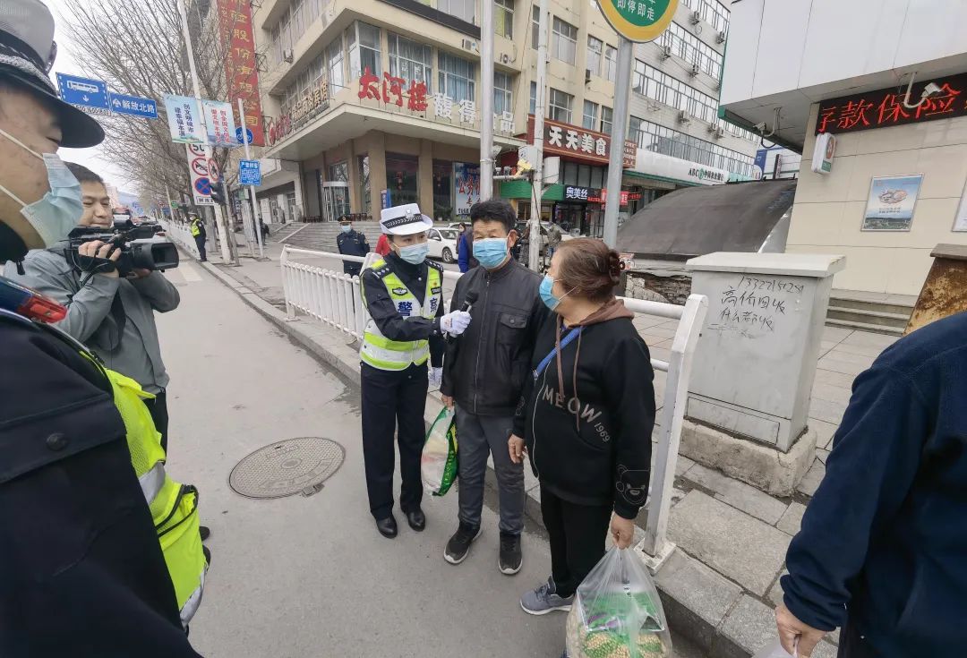 行人街头闯红灯抓拍视频,行人过马路闯红灯现象你怎么看