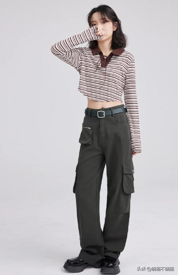 今年特流行工装裤时尚百搭又有型,工装裤女卡其色搭配红色平底鞋