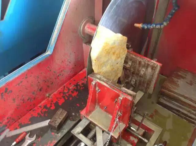 顶级玻璃种翡翠原石切割视频,顶级玻璃种全脱沙翡翠原石