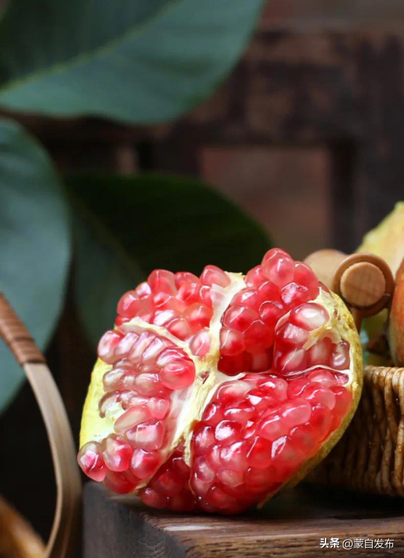 蒙自绿籽石榴好吃吗,蒙自石榴好吃还是突尼斯软籽好吃