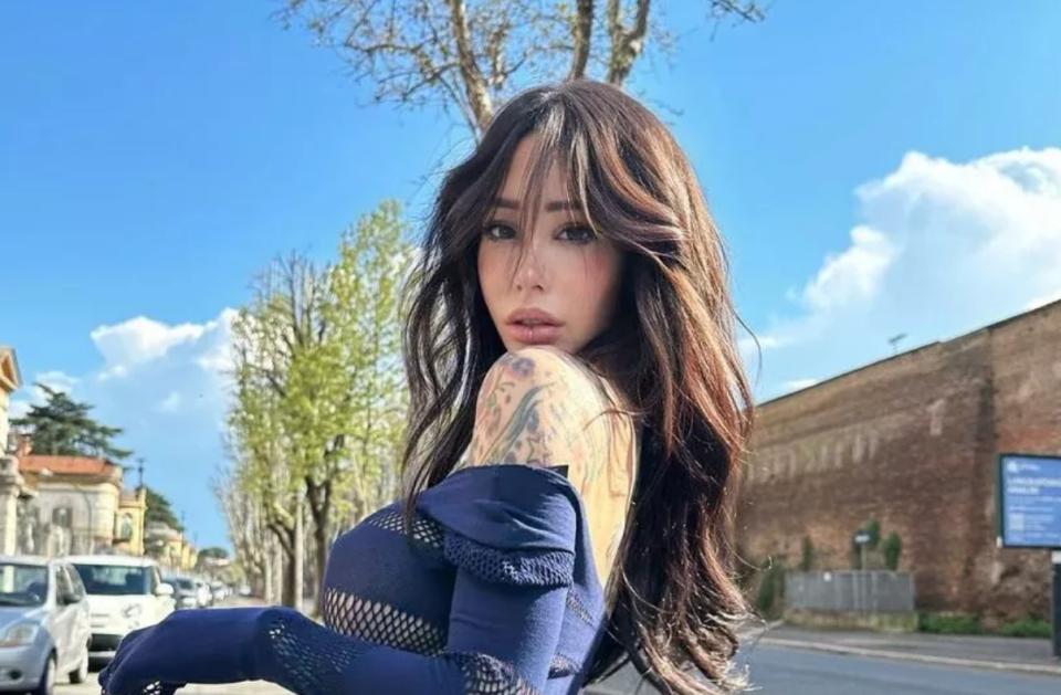 两名意大利模特穿吊带在斗兽场外拍照，被网友怒斥：这是公共场合