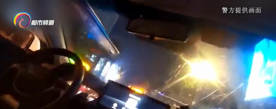 孕妇临产遇晚高峰交警开道送医,孕妇异地就医困难民警接力护送