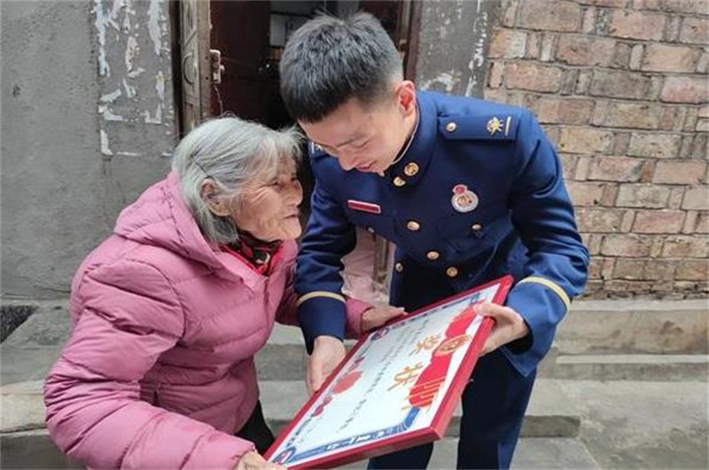 江西24岁小伙和82岁老太太婚纱照,江西25岁小伙跟老妈拍婚纱照