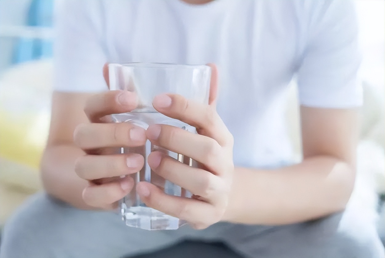 空腹喝水比不吃早餐危害还大,早晨空腹喝水危害比不吃早餐大