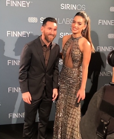 梅西获得金球奖c罗握手梅西,梅西工资卡给老婆