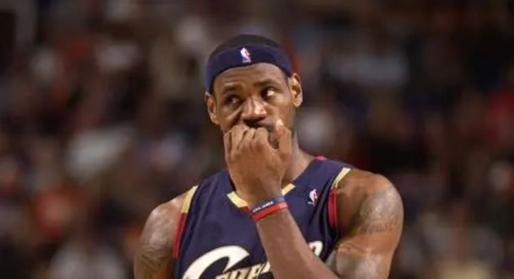 8岁篮球小孩詹姆斯,詹姆斯咬手指原因