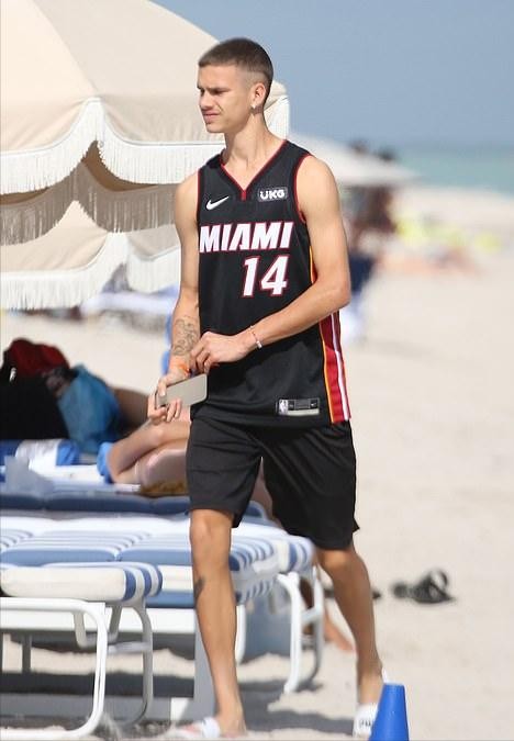 小贝最新二儿子照片,小贝与二儿子最新视频