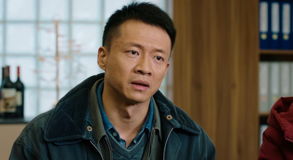 用假发遮住额头就是少男？37岁唐曾演大学生，满脸褶子太辣目