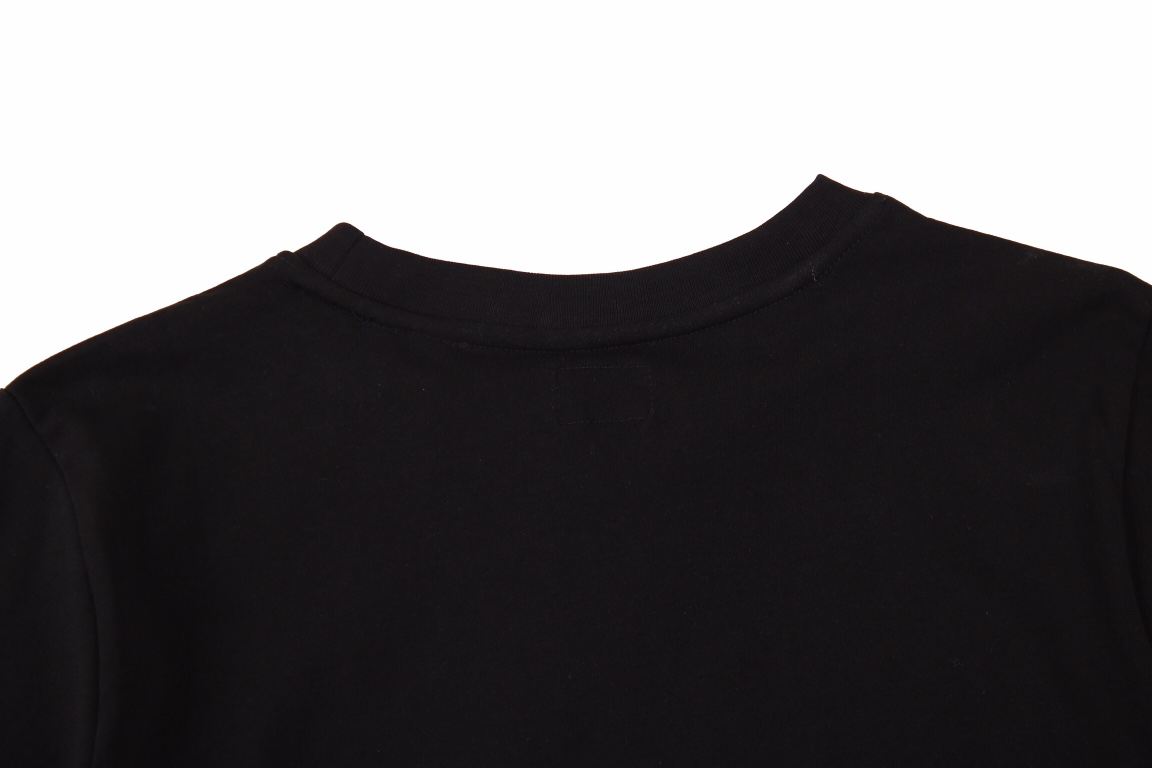 Evisu达摩印花短袖T恤这件T恤的侧面印花生动地勾勒出达摩图案