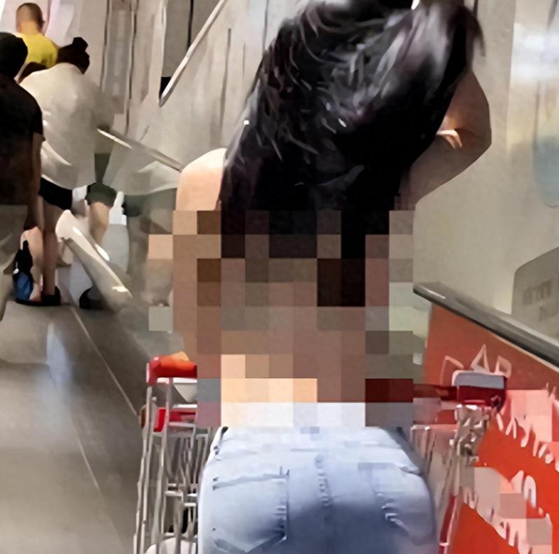 下身几乎全裸无下限!广西女子在多个地标处拍“不雅照”真辣眼