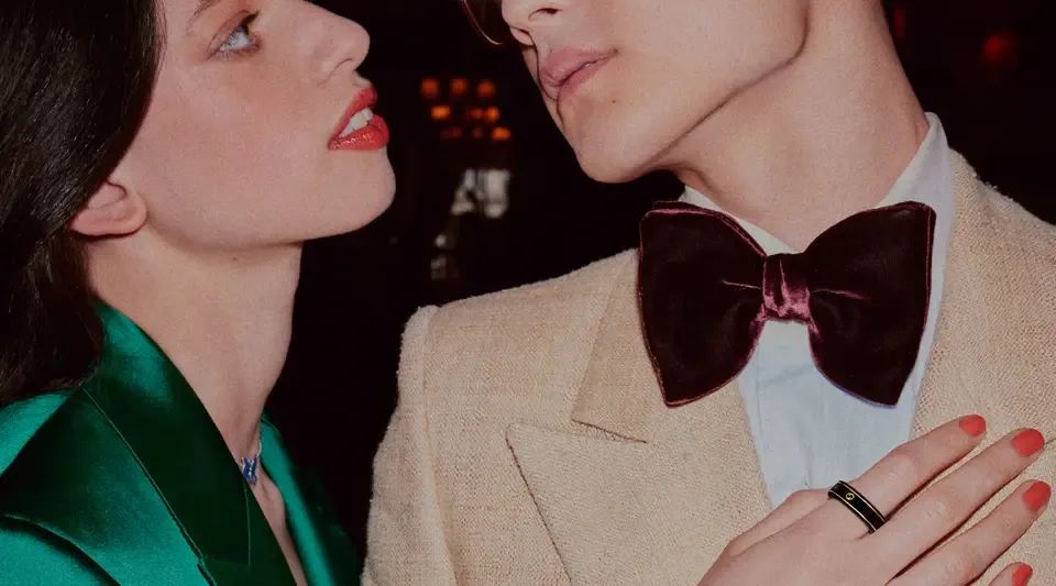 智能戒指才更优雅 (科技感十足的戒指大钻戒)