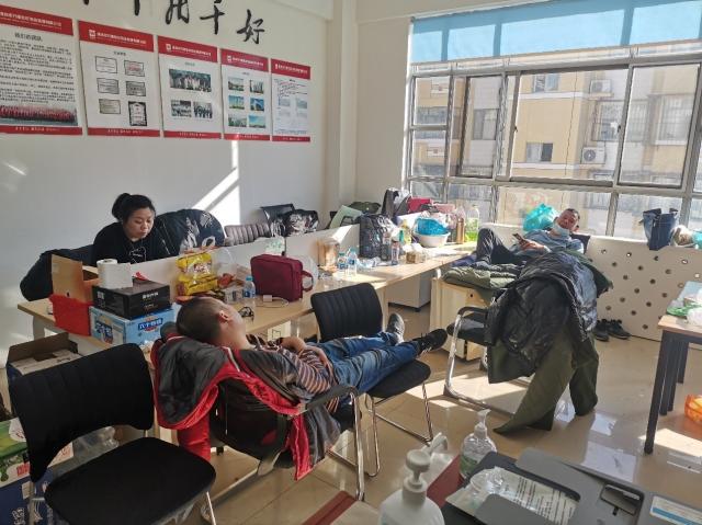 一条求助信息从“封控区”微信群发出之后