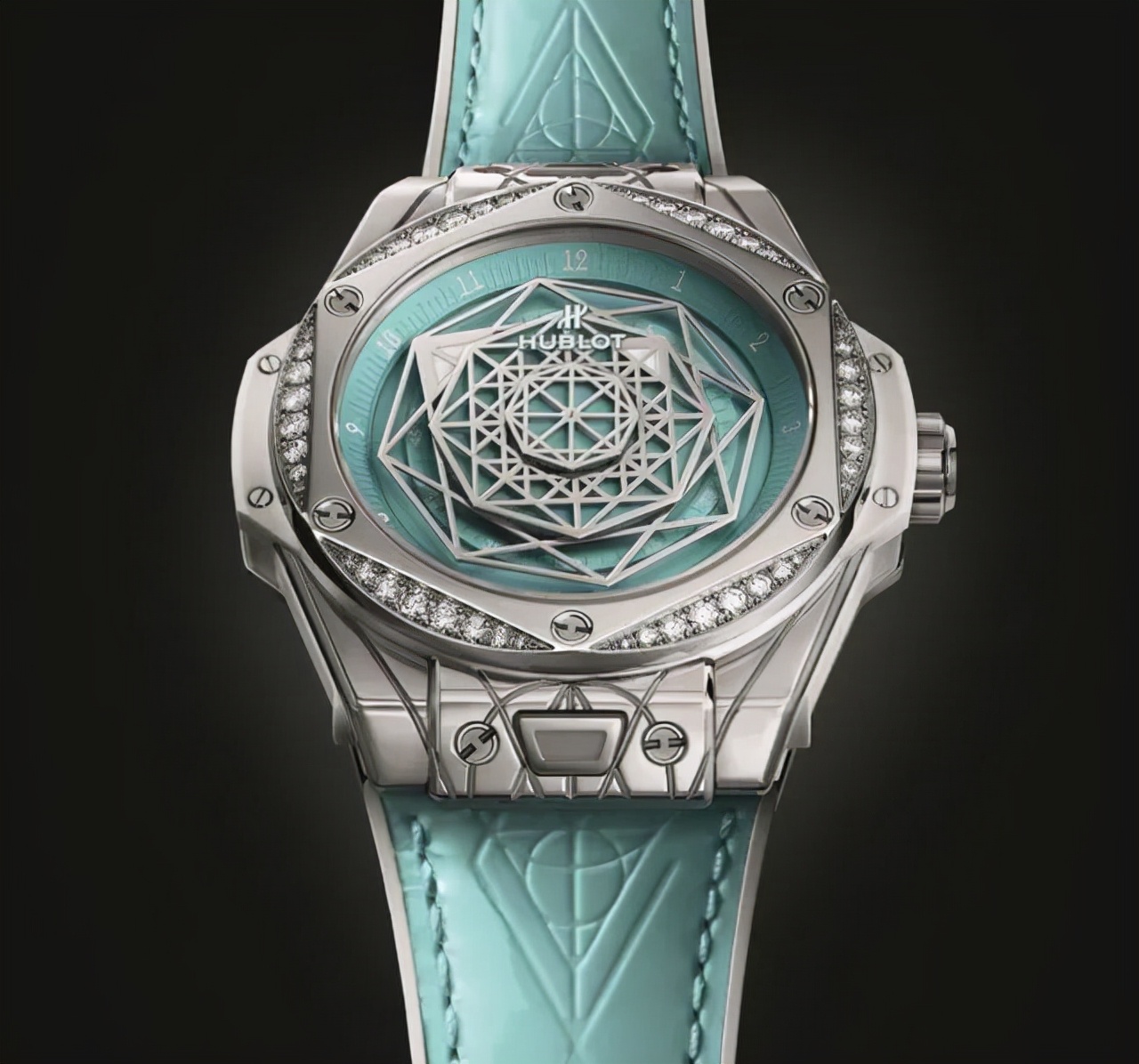 宝石也开始内卷了？做成珠宝or腕表，你Pick哪一个？