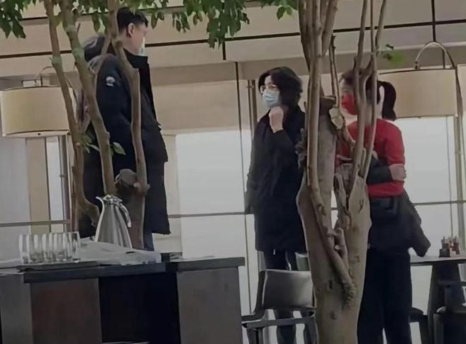 姚明一家三口同框温馨有爱,姚明一家5口身高