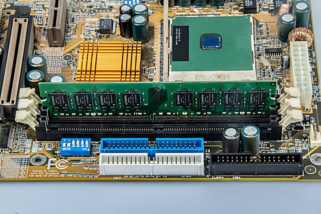 本人大学生适合买笔记本电脑吗,女儿读大一买什么电脑好