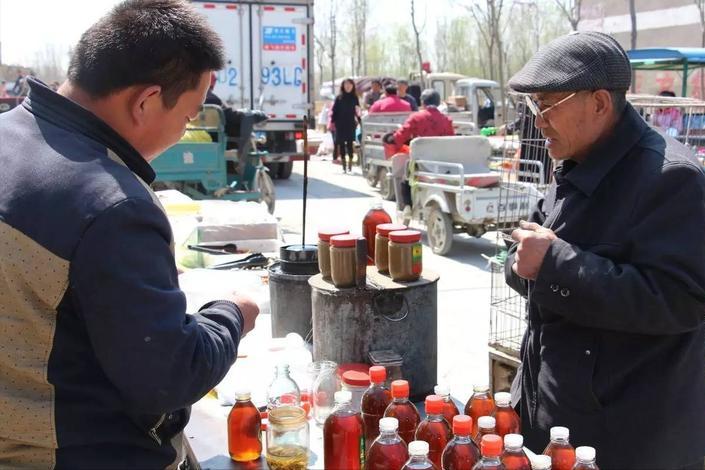 提醒中老年人:农村大集上,这4样东西贵贱不能买回家,80%是假货