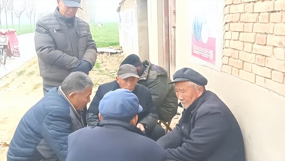 山东发现宝石村：漫山遍野不起眼的碎石头，实际是价值连城蓝宝石