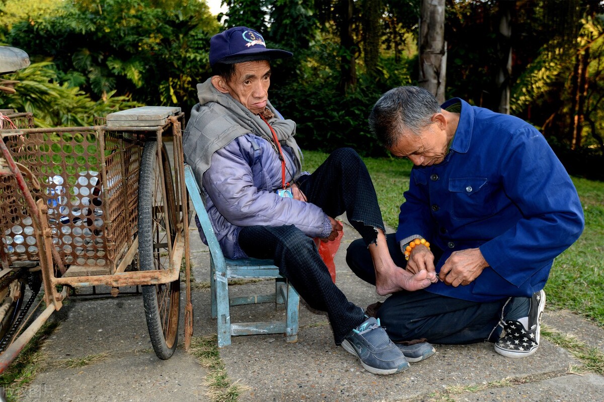 老人生活不能自理怎么解决,人老了不能自理是什么原因