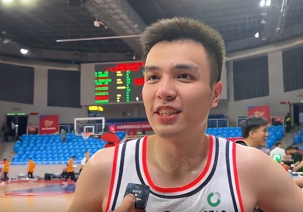 曾凡博cba首秀砍下7分8篮板2盖帽,cba曾凡博十大盖帽