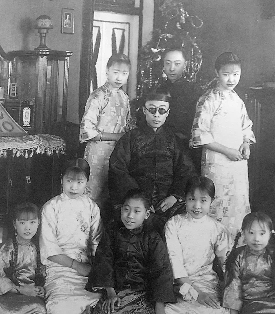 紫禁城最美三格格，在新中国摆摊卖香烟，毛主席为她点了个赞