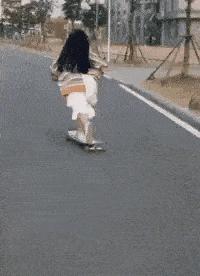 妹子，你的背的包很别致啊，旁边兄弟盯得眼都直了，哈哈哈哈哈哈