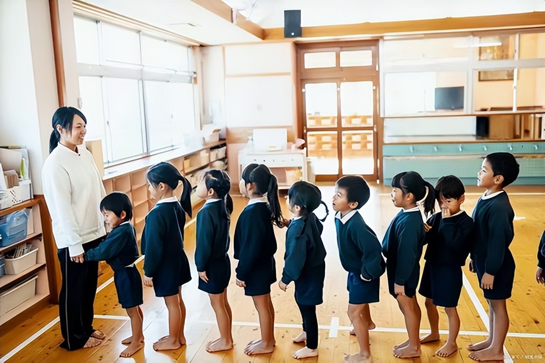 我国有35所日本人学校，校门紧锁窗帘紧闭，禁止中国人入内！